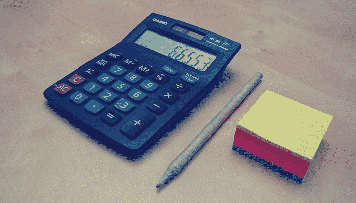 Calculadora com números acompanha do lado direito por post-it colorido e lápis 